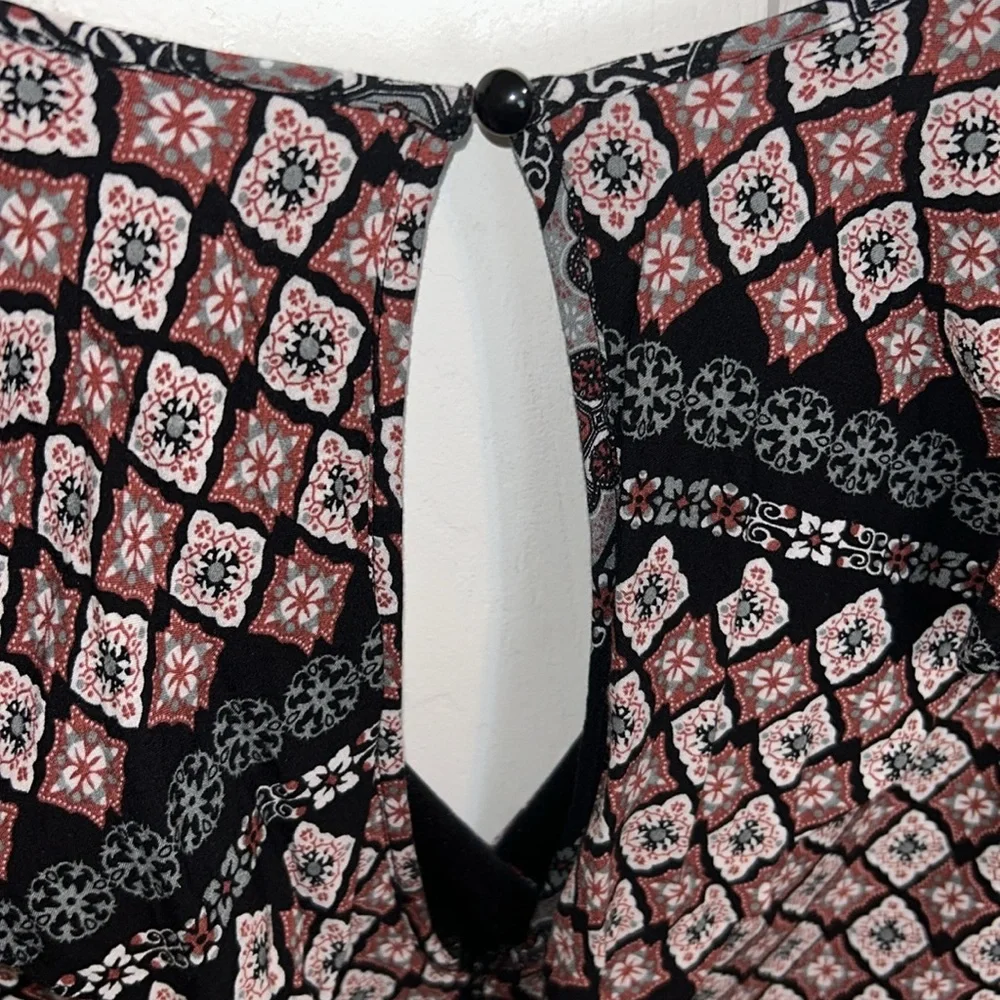 🦋Floral and Black Long Sleeve Juniors Romper 5/25$ - Picture 4 of 10